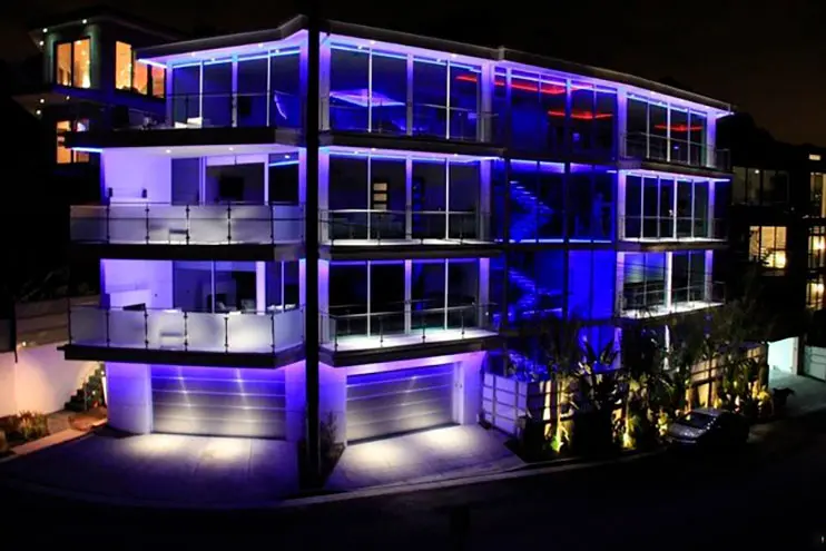 Стеклянный особняк в Голливуде - место для закрытых покерных игр