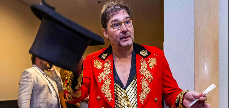 Phil Hellmuth  в костюме дрессировщика на WSOP 2023